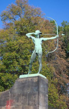 Dresden, Almanya 'da Elbe nehrinin kıyısında bulunan bir okçu heykeli. 2014' te vuruldu.