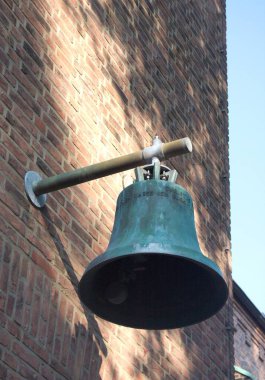 Hamburg 'un Volksdorf bölgesinin merkezindeki Rockenhof' taki Evanjelik Luteryan Kilisesi aynı isimde bir caddede. Bu resim kilise duvarında asılı olan bir çanı gösteriyor..