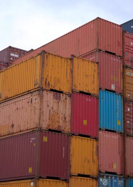 Bu resim, Avrupa 'nın en büyük limanlarından biri olan' Hamburger Hafen 'de yığılmış renkli konteynırları gösteriyor.