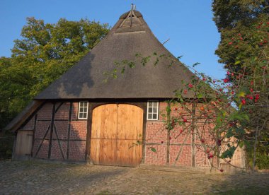 Bu fotoğraf, eski güzel günlerdeki gibi 2014 'te Hamburg' da çekilen bir kuzey Alman ahırını gösteriyor.