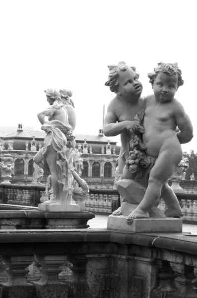 德累斯顿Zwinger Balkony上的人造雕塑 — 图库照片