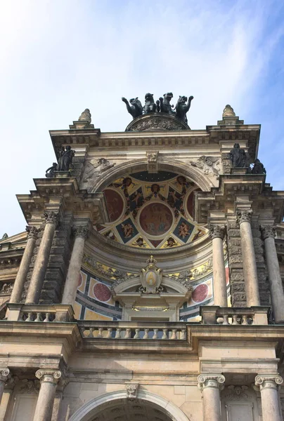 スーパーはドレスデン国立歌劇場のオペラハウスです この写真は豊かな装飾が施された入り口を示しています 2014で撮影されました — ストック写真