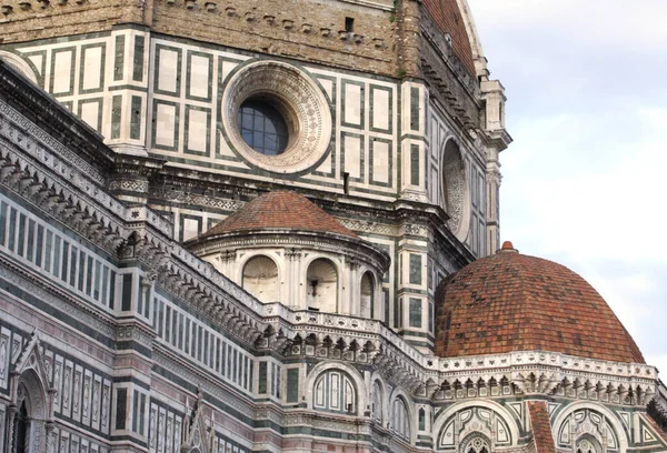 Floransa Katedrali (ayrıca Santa Maria del Fiore veya Floransa Katedrali olarak da bilinir) Floransa Piazza del Duomo 'da bulunur..