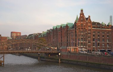 Hamburg, Almanya 'daki Speicherstadt, dünyanın en büyük depo alanı. Binalar kereste yığını üzerine kurulmuş..