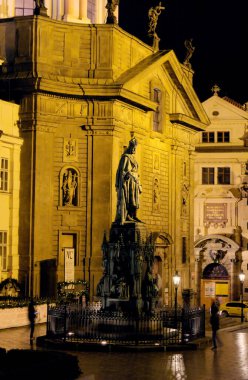 Prag 'daki Charles Üniversitesi' nin önündeki aydınlanmış Charles heykeli..