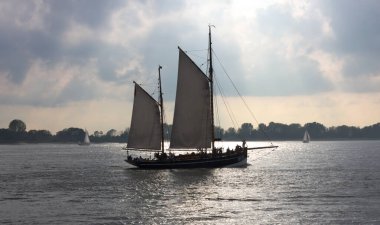 Ekim ayındaki yürüyüşlerimden birinde Elbe nehri boyunca yürüdüğüm bu resimde gökyüzündeki bir şeyin yelkenlinin yolunu aydınlattığı görülüyor..