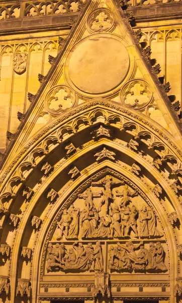 St. Vitus Katedrali Prag 'daki en büyük ve en önemli tapınaktır. Burada dini ayinlerin yanı sıra Çek kral ve kraliçelerinin taç giyme törenleri de düzenlendi..