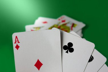 Kart oyunu, iskambil kağıdının oyunun temel parçası olduğu herhangi bir oyundur. Birçok (bölgesel) varyasyonlu, ilgili oyun aileleri de dahil olmak üzere sayısız kart oyunu vardır..