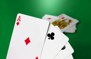 Kart oyunu, iskambil kağıdının oyunun temel parçası olduğu herhangi bir oyundur. Birçok (bölgesel) varyasyonlu, ilgili oyun aileleri de dahil olmak üzere sayısız kart oyunu vardır..