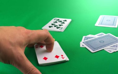 Kart oyunu, iskambil kağıdının oyunun temel parçası olduğu herhangi bir oyundur. Birçok (bölgesel) varyasyonlu, ilgili oyun aileleri de dahil olmak üzere sayısız kart oyunu vardır..