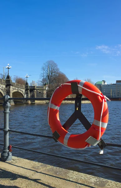 Безопасность Спасательный Пояс Который Висит Балюстраде Озера Альстер Гамбурге Германия — стоковое фото
