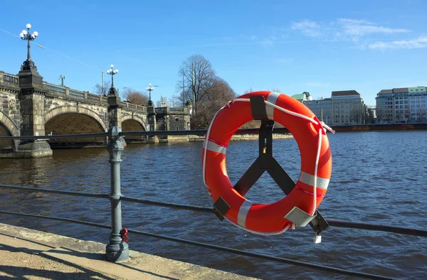 Güvenlik her şeydir - Bu bir can simidi, 2014 'te Hamburg, Almanya' daki Alster Gölü 'nde asılı duruyor.