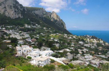 Capri, İtalya 'nın Campania bölgesinde Napoli Körfezi' nin güneyinde, Sorrentine Yarımadası açıklarında bulunan bir adadır. Bu fotoğraf Mayıs 2015 'te bir terastan çekildi.