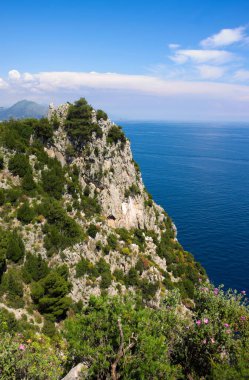 Capri, İtalya 'nın Campania bölgesinde Napoli Körfezi' nin güneyinde, Sorrentine Yarımadası açıklarında bulunan bir adadır. Bu manzara fotoğrafı Mayıs 2015 'te çekildi.