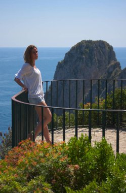 Capri, İtalya 'nın Campania bölgesindeki Napoli Körfezi' nin güneyindeki Sorrentine Yarımadası açıklarında bulunan Tyrhenian Denizi 'nde bulunan bir adadır..