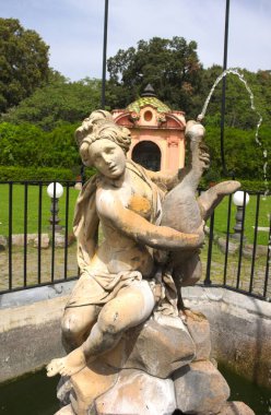 Bu barok kuyusu, Ercolano 'da bir villanın yanında duran yapay heykeltraşlığı ile 2015' te çekildi.