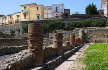 Herculaneum, Napoli Körfezi 'nde Vezüv' ün ikinci yarısında Pompei, Stabiae ve Oplontis gibi batan antik bir şehirdir.. 