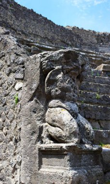 Pompeiis amfitiyatrosunda litik bir heykel