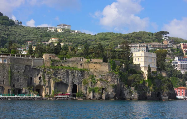 Feribot manzaralı Sorrento kıyısı..