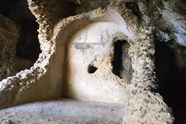 Grotta di Matromania, antik Roma zamanında tanrılara ibadet etmek için tuhaf ayinlerin yapıldığı doğal bir mağaradır. İtalya 'nın Capri adasının doğu kıyısında, Arco Naturale yakınlarında bulunan büyük, doğal bir mağaradır. Bu fotoğraf...