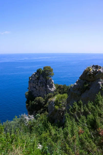 卡普里岛 Capri 是意大利坎帕尼亚地区那不勒斯湾南部的一个岛屿 位于索伦廷半岛外的蒂鲁尼安海 这张风景画拍摄于2015年5月 — 图库照片