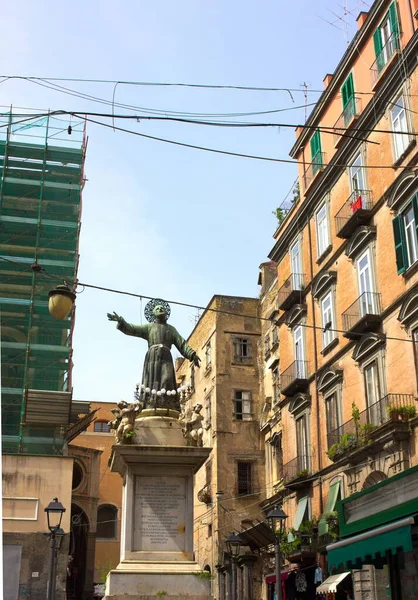 Piazza San Gaetano, Napoli 'nin tarihi merkezinin göbeğinde, decumanus major yakınlarında, bugün, dei Tribunali üzerinden, ve başlangıçta foragora Greek, sonra Roma forumuna ve Angevin döneminde, 