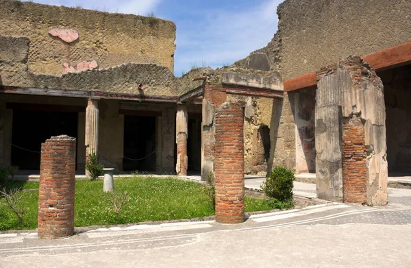 大力士陵墓 Herculaneum 是那不勒斯湾的一座古城 在79年下半年维苏威火山喷发期间像庞贝 斯塔比亚和奥普朗蒂斯一样沉没 在同一地点的现代继承解决办法后来被称为Ercolano 图库图片