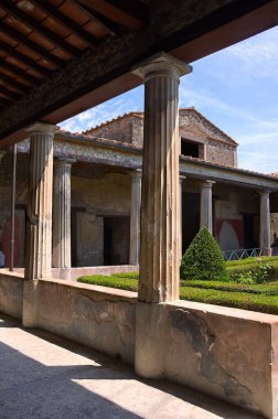 Pompeii, Napoli Körfezi 'nde yer alan ve Herculaneum, Stabiae ve Oplontis gibi volkanik küllerin altında kalan antik bir şehirdir. Bu fotoğraf bir konutu gösteriyor 