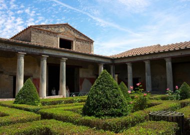 Pompeii, Napoli Körfezi 'nde yer alan ve Herculaneum, Stabiae ve Oplontis gibi volkanik küllerin altında kalan antik bir şehirdir. Bu fotoğraf bir konutu gösteriyor 