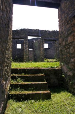 Pompei, Napoli Körfezi 'nde yer alan ve Herculaneum, Stabiae ve Oplontis gibi volkanik küllerin altında kalan antik bir şehirdir.. 