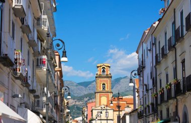 Sorrento, Napoli 'nin başkenti Napoli' de 16.405 nüfuslu bir İtalyan şehridir. Montana Monti Lattari - Penisola Sorrentina 'nın bir parçasıdır. Bu fotoğraf şehir merkezindeki alışveriş caddesini gösteriyor..
