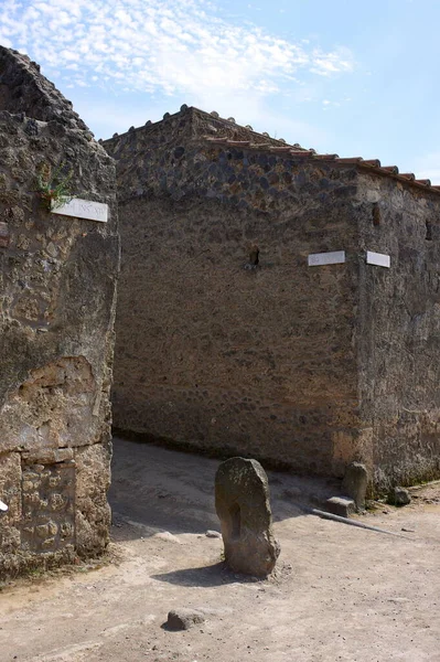 Pompeii, Napoli Körfezi 'nde yer alan ve Herculaneum, Stabiae ve Oplontis gibi volkanik küllerin altında kalan antik bir şehirdir. Bu fotoğraf bir Yol Kavşağını gösteriyor