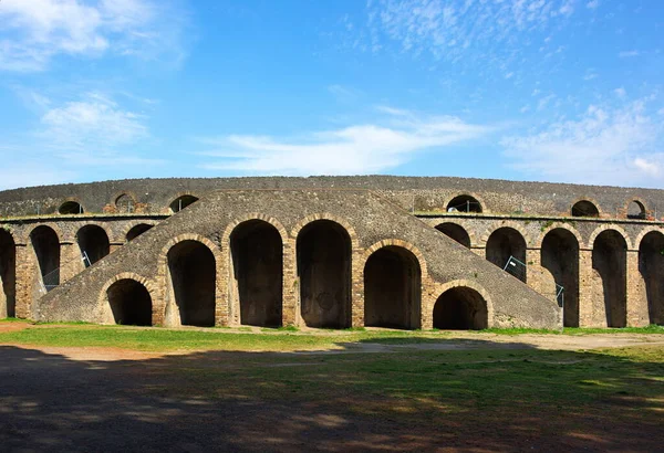Pompeii, Napoli Körfezi 'nde yer alan ve Herculaneum, Stabiae ve Oplontis gibi volkanik küllerin altında kalan antik bir şehirdir. Bu fotoğraf amphitheate 'i gösteriyor