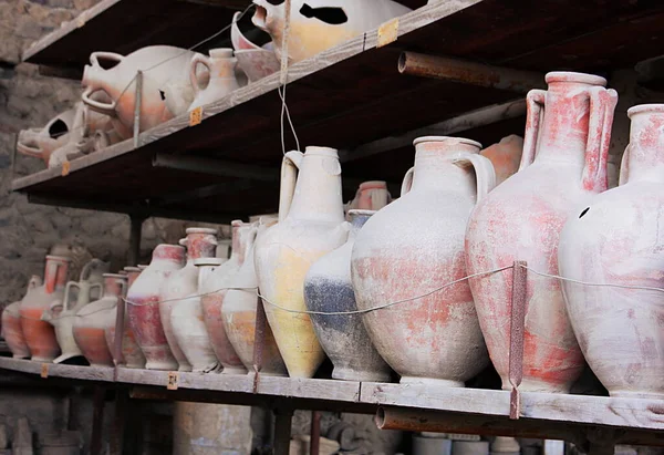 Pompeii, Napoli Körfezi 'nde yer alan ve Herculaneum, Stabiae ve Oplontis gibi volkanik küllerin altında kalan antik bir şehirdir. Bu fotoğraf bir raf Roma 'yı gösteriyor.