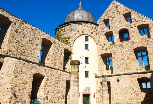 Sababurg, önce Zappenburg, sonra Zapfenburg ve bugün, Uyuyan Güzel Kardeşler masalından sonra, efsanevi Reinhardswald 'daki bir tepe şatosunun harabesi, Kuzey Hessian Kontu boyunca uzanan bir orman.