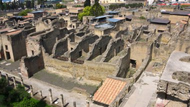 Tarih: Mayıs 2015: Ercolano, Campania 'daki Herculaneum, İtalya açıklaması: Antik Herculaneum' un kuş bakışı görüntüsü.