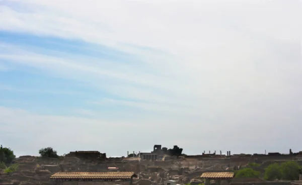 Pompei, Napoli Körfezi 'nde yer alan ve Herculaneum, Stabiae ve Oplontis gibi volkanik küllerin altında kalan antik bir şehirdir.. 
