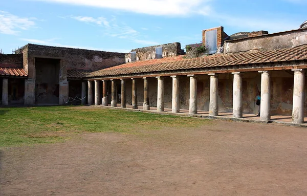 Pompeii, M.S. 79 yılında Vesuvius 'un püskürmesi sırasında gömülmüş, ancak büyük oranda volkanik küllerin altında korunmuş olan Napoli Körfezi' nde bulunan antik bir şehirdir. Bu fotoğraf Stabian Spa 'sını gösteriyor..