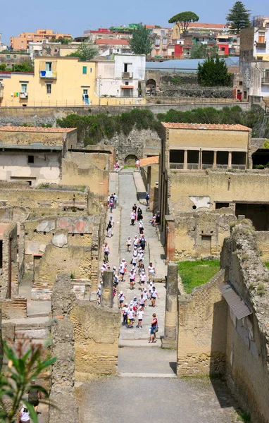 Eski duvarlar arasında bir sürü turist var - Herculaneum