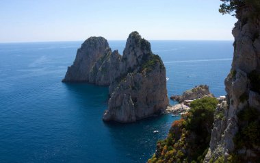İtalyan tatil adası Capri, Napoli Körfezi 'nde yer almaktadır. Capri sadece 10 kilometre kare büyüklüğündedir ama dünya çapında sayısız mağarası ve güzel iklimi ile ünlüdür. - Mayıs 2015 'te çekilmiş.