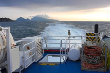 İtalyan tatil adası Capri, Napoli Körfezi 'nde yer almaktadır. Capri sadece 10 kilometre kare büyüklüğündedir ama dünya çapında sayısız mağarası ve güzel iklimi ile ünlüdür. - Bu fotoğraf periden Sorrento 'ya olan manzarayı gösteriyor.-