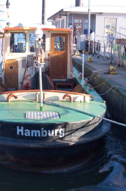 Hamburg / Almanya 'da Elb-Philharmonie' nin önünde bir liman teknesi