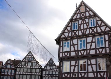 Swabia 'nın küçük Schorndorf kasabasında tipik güney Alman yarı keresteli mimarisi.