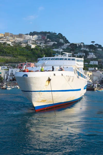 Capri Adası 'nın kıyısında bir periye dönüşüyor.