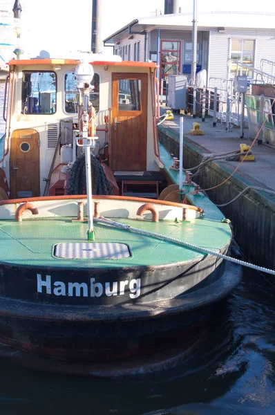 Hamburg / Almanya 'da Elb-Philharmonie' nin önünde bir liman teknesi