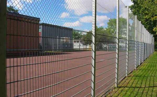 Bu fotoğraf Goettingen behinda 'da bir okul atletizm sahasını gösteriyor.