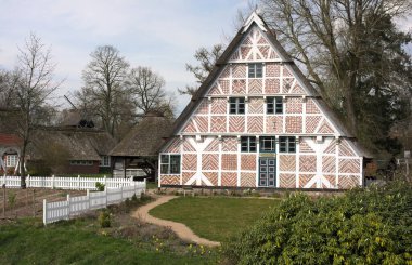 Kuzey Almanya 'nın Hanseatik bir kasabası olan Stade' deki açık hava müzesi 2014 yılında 100. doğum gününü kutladı. Almanya 'nın en eski açık hava müzelerinden birinde Alte Land' in kültürünü ve doğasını keşfedin. Bu fotoğraf Altlaender Haus 'u gösteriyor.