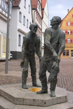 Tarih: Ocak 2015: Waiblingen, Güney Almanya açıklaması: Bu anıt, güvercinlerin tarladaki tüm tohumu yemesini ve varlığını yok etmesini istemeyen bir çiftçi ile bir vatandaş arasındaki çatışmayı gösteriyor.