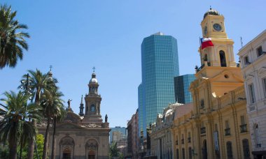 Santiago de Chile, resmi ve kısa Santiago, Şili 'nin başkenti ve primat şehridir. Bu fotoğraf Armas Meydanı 'ndaki karışık mimariyi gösteriyor..