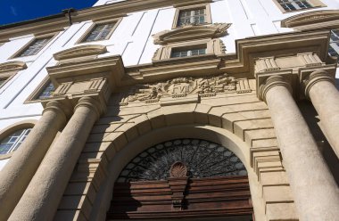 Schleswig-Holstein 'deki Gottorf Kalesi, Schleswig-Holstein eyâletindeki en önemli kâfir binalardan biridir. 800 yılı aşkın bir süre boyunca defalarca yeniden inşa edilmiş ve genişletilmiştir. Bu fotoğraf kalenin girişini gösteriyor..